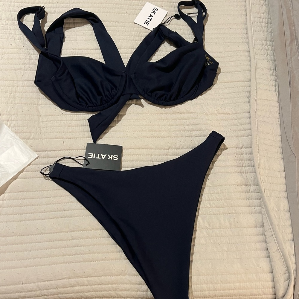 Skatie Harbor (navy) bikini. Kelly bottoms and Lola top.